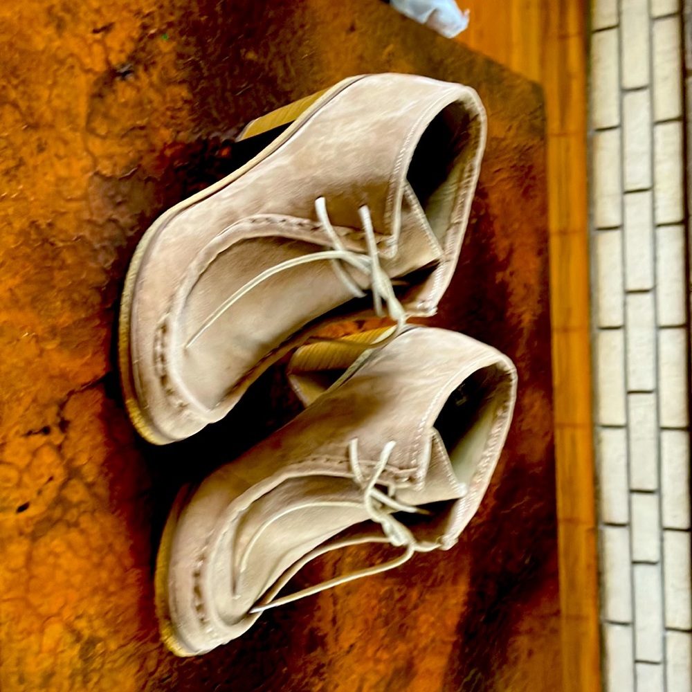 American Eagle suede shoes.  Size 7 1/2. Great condition! Barely used